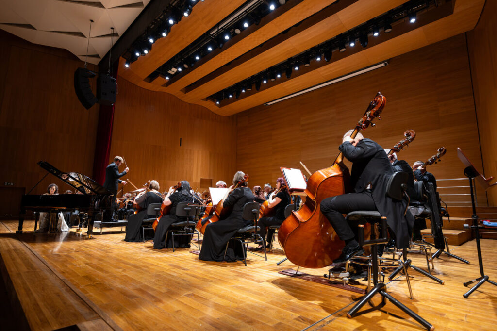 Christina Long (fortepian) oraz Orkiestra Symfoniczna Filharmonii Podkarpackiej pod batutą Miłosza Kuli