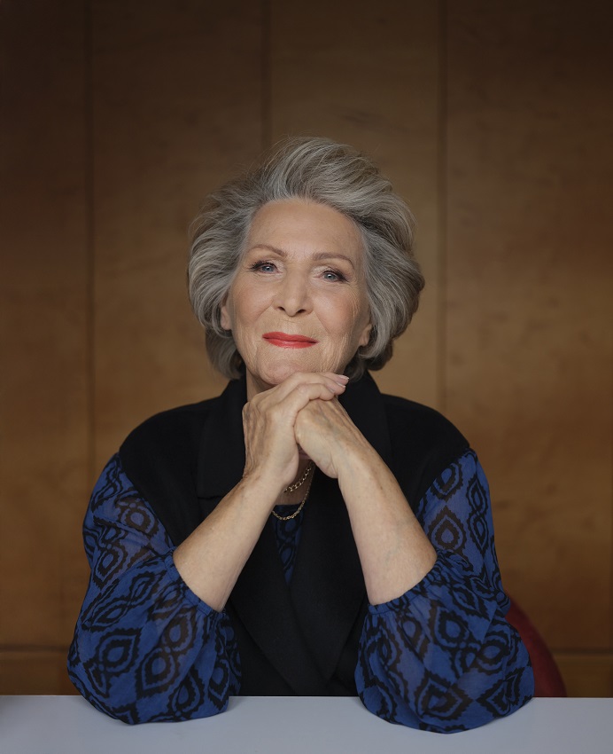 Zdjęcie I.Santor Po lewej stronie znajduje się grafika promująca wydarzenie zatytułowane W roli głównej IRENA SANTOR szczegóły są zawarte na stronie internetowej