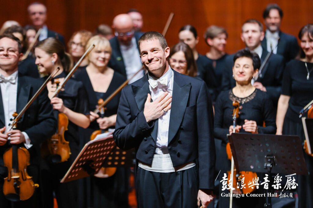 Dyrygent Jiri Petrdlik w czasie koncertu w Chinach