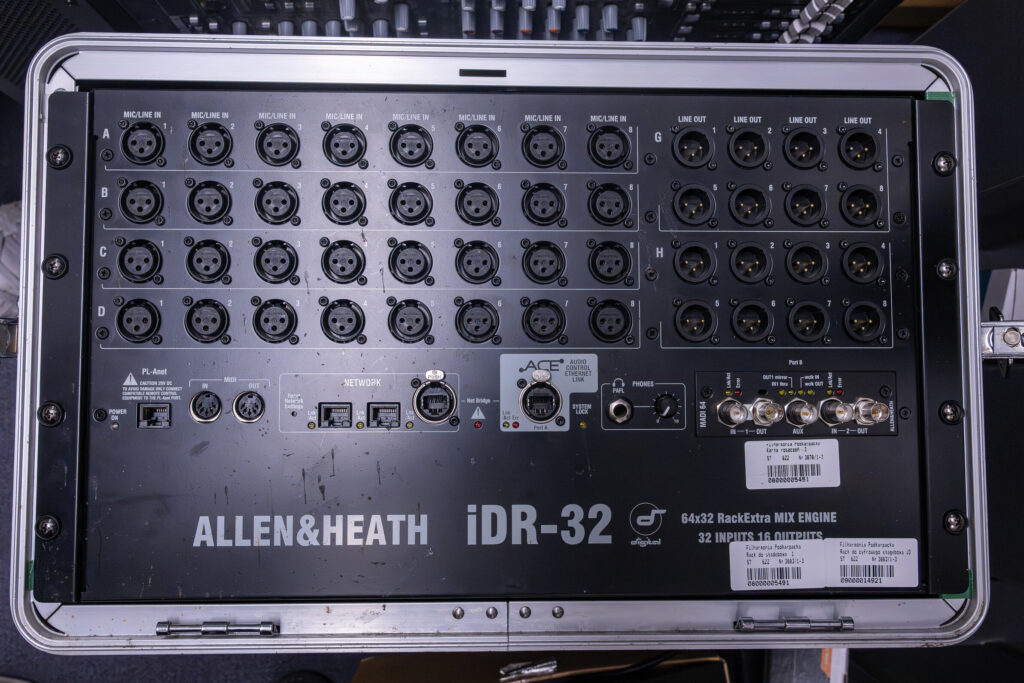 Rack do cyfrowego stageboxa