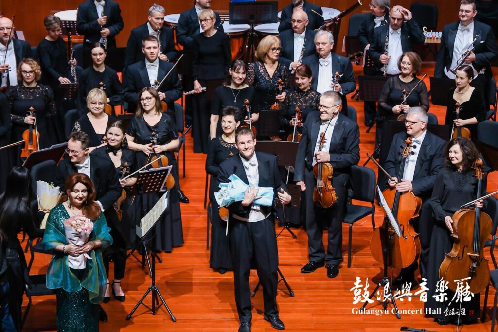 Orkiestra Symfoniczna w czasie koncertu w Chinach