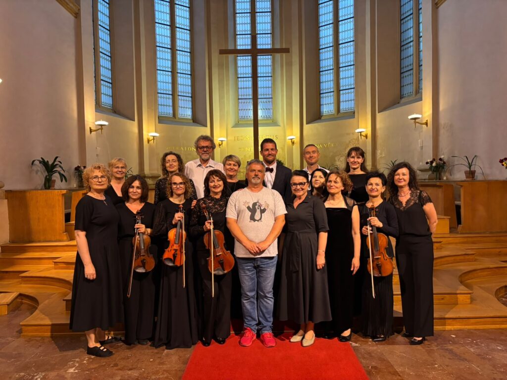 Orkiestra Smyczkowa Filharmonii Podkarpackiej i dyrygent w czasie koncertu w Pradze