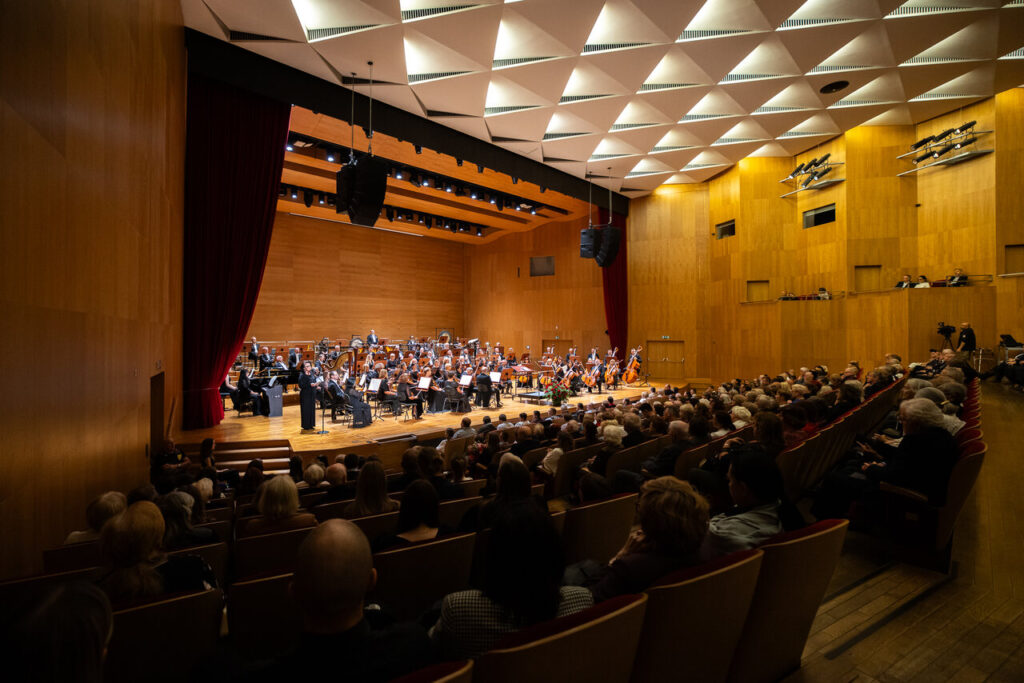 Na zdjęciu Orkiestra Symfoniczna Filharmonii Podkarpackiej w czasie koncertu inaugurującego nowy sezon artystyczny