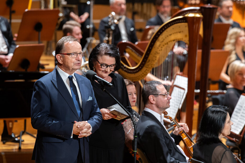 Na zdjęciu od lewej: Marszałek Województwa Podkarpackiego Władysław Ortyl oraz profesor Marta Wierzbieniec - Dyrektor Filharmonii Podkarpackiej, w czasie koncertu inaugurującego nowy sezon artystyczny