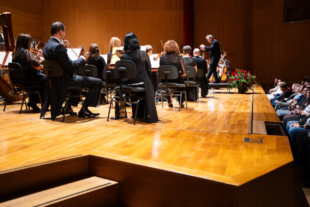 Na zdjęciu Orkiestra Symfoniczna Filharmonii Podkarpackiej pod batutą Adama Klocka w czasie koncertu inaugurującego nowy sezon artystyczny