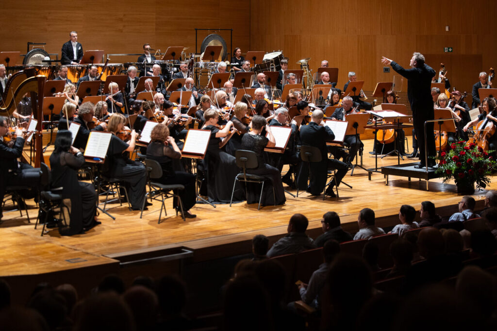 Na zdjęciu Orkiestra Symfoniczna Filharmonii Podkarpackiej pod batutą Adama Klocka w czasie koncertu inaugurującego nowy sezon artystyczny