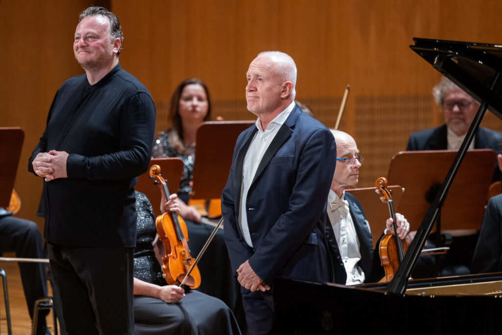 Na zdjęciu Waldemar Malicki (fortepian) i Orkiestra Symfoniczna Filharmonii Podkarpackiej pod batutą Adama Klocka w czasie koncertu inaugurującego nowy sezon artystyczny