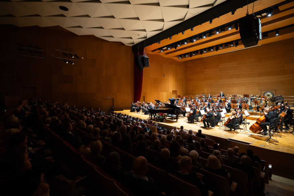 Na zdjęciu Waldemar Malicki (fortepian) i Orkiestra Symfoniczna Filharmonii Podkarpackiej pod batutą Adama Klocka w czasie koncertu inaugurującego nowy sezon artystyczny