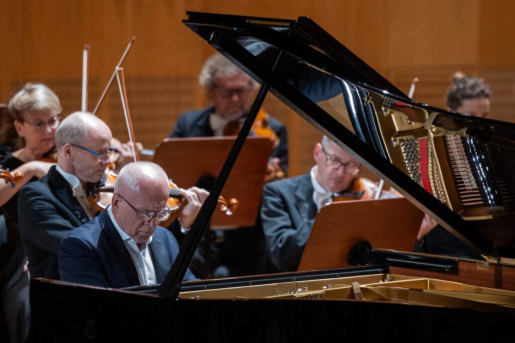 Na zdjęciu Waldemar Malicki (fortepian) i Orkiestra Symfoniczna Filharmonii Podkarpackiej w czasie koncertu inaugurującego nowy sezon artystyczny