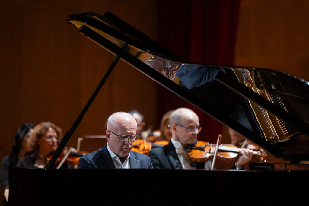 Na zdjęciu Waldemar Malicki (fortepian) i Orkiestra Symfoniczna Filharmonii Podkarpackiej w czasie koncertu inaugurującego nowy sezon artystyczny