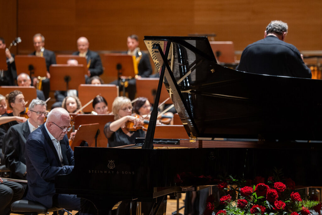 Na zdjęciu Waldemar Malicki (fortepian) i Orkiestra Symfoniczna Filharmonii Podkarpackiej pod batutą Adama Klocka w czasie koncertu inaugurującego nowy sezon artystyczny
