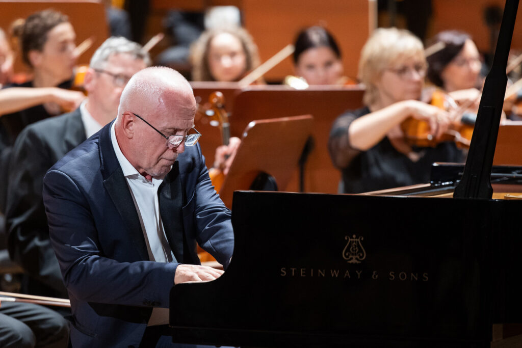 Na zdjęciu Waldemar Malicki (fortepian) i Orkiestra Symfoniczna Filharmonii Podkarpackiej w czasie koncertu inaugurującego nowy sezon artystyczny